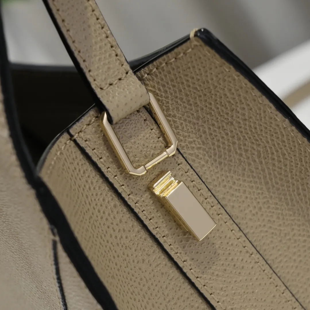 Valextra, the name of Italy's beloved horse, Iside is Val. One of extra's most iconic designs. There is no obvious logo, but the simple collective line design is very recognizable, full of architectural art, and shows a capable and intellectual style. It is made of imported palm-print lining cowhide, with up to five stitches of handwork, and the shiny oil edges test the skill of the craftsman. Large size: 26cm model 6627#